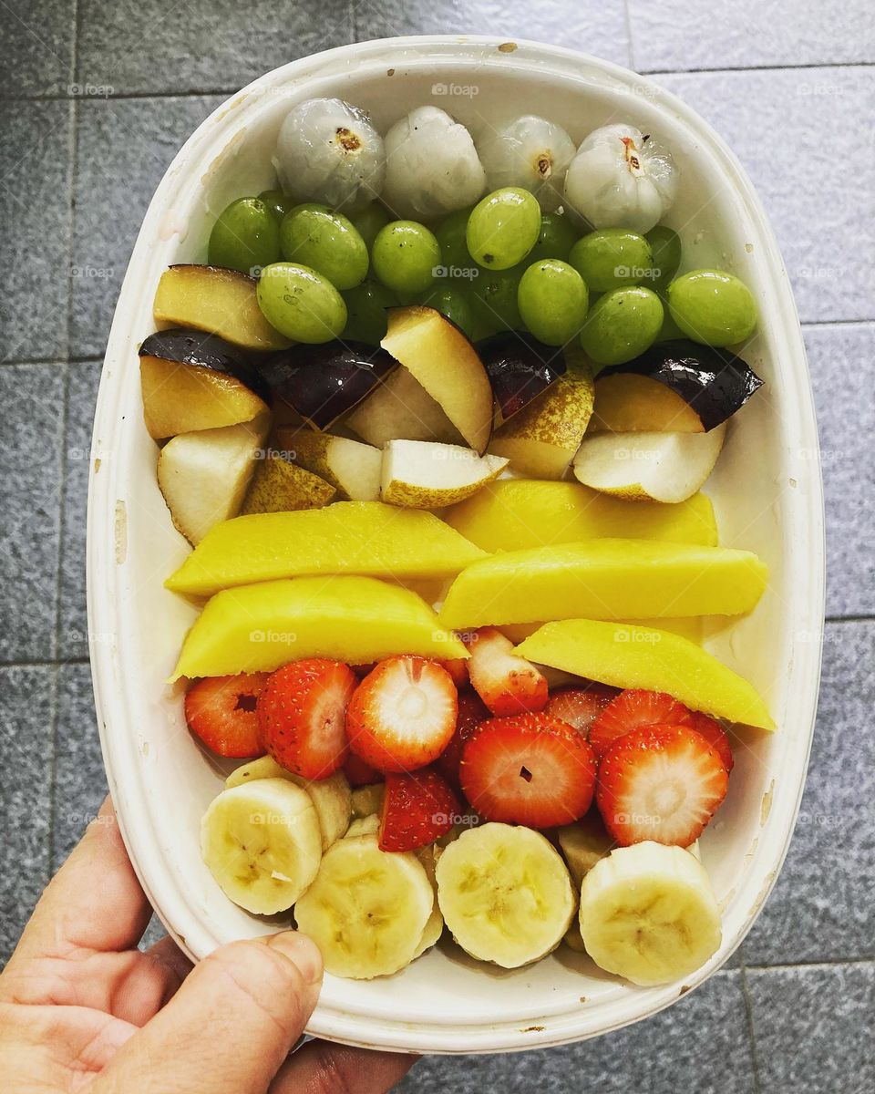 Hoje temos frutas saborosas: lichia, uva, ameixa, pêra, manga, morango, banana e… carinho! Coma alimentos saudáveis, a saúde agradece. 

Today we have tasty fruits: lychee, grape, plum, pear, mango, strawberry, banana and… love! Eat healthy food.