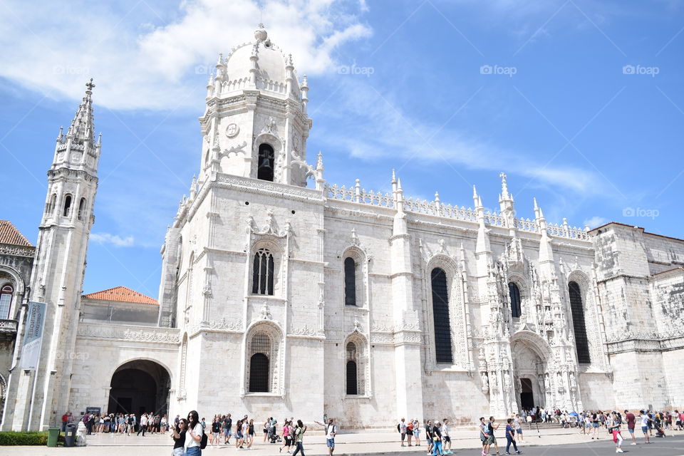 White colour story in a beautiful city represents by this charming hall in Lisbon :)