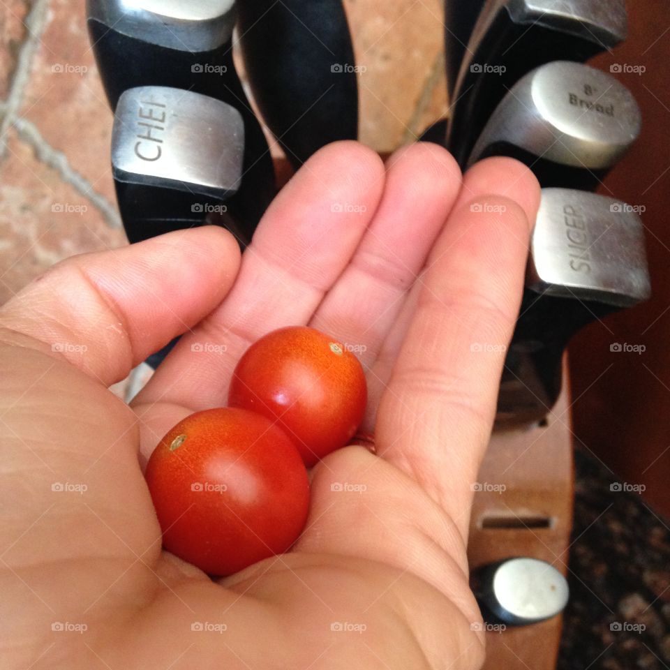 Holding cherry tomatoes 