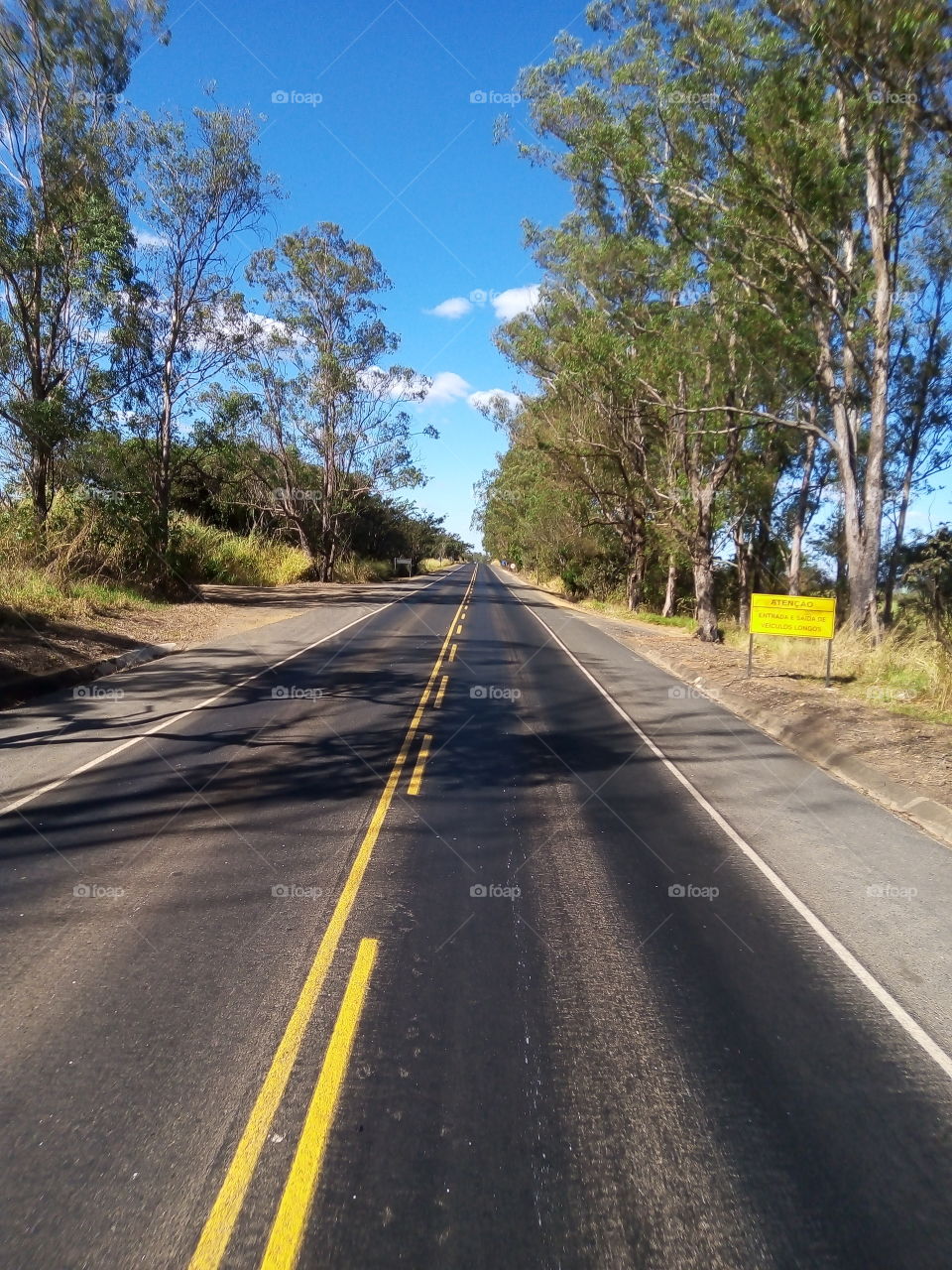 estrada com o céu azul
