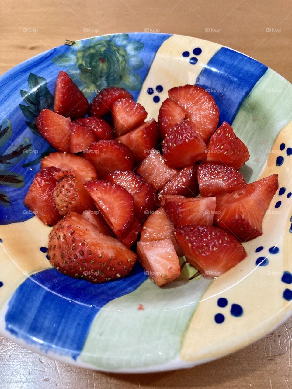 🇺🇸 Delicious strawberries to sweeten the afternoon.  Healthy, they are always a good option for the kids! / 🇧🇷 Deliciosos morangos para adocicar a tarde. Saudáveis, são sempre uma boa opção para a criançada!