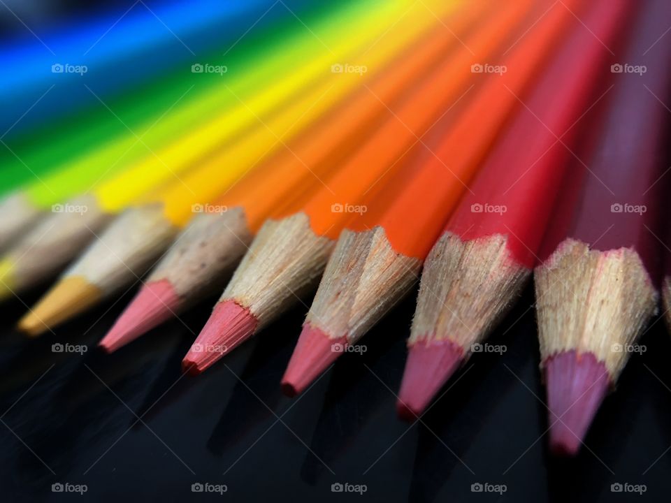 Colored Pencils organized in a chromatic gradient, from dark red to dark blue. An explosion of colors and bright.