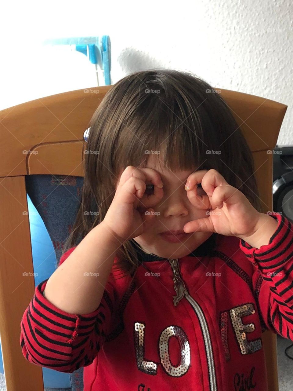 Mädchen mit Fernglas