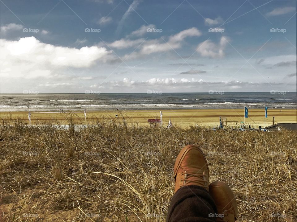 Relaxing at the beach after a long road trip day. / Descansando na praia após um longo dia de viagem.