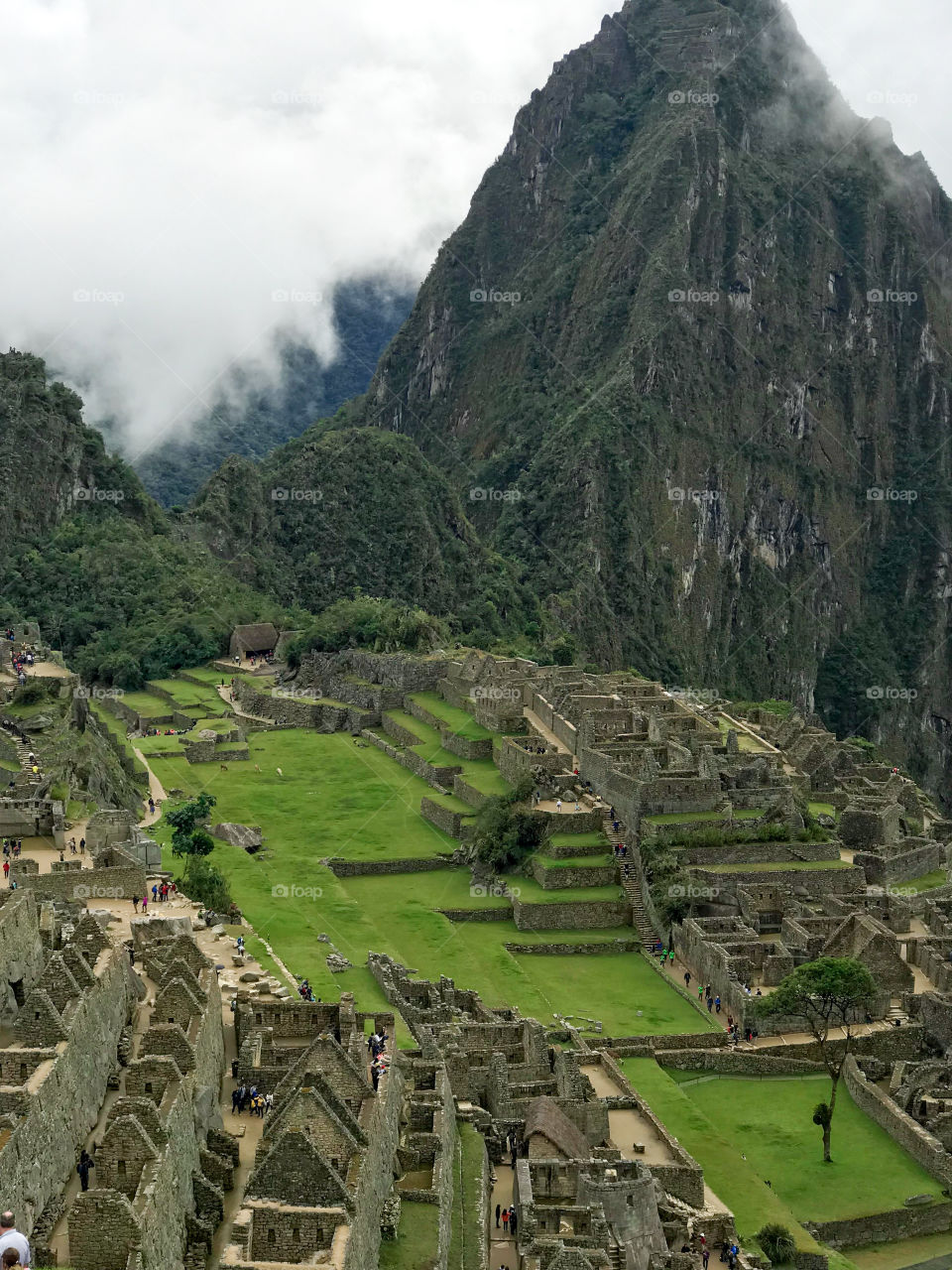 Machu Picchu, também chamada "cidade perdida dos Incas", é uma cidade pré-colombiana bem conservada, localizada no topo de uma montanha, no vale do rio Urubamba, atual Peru