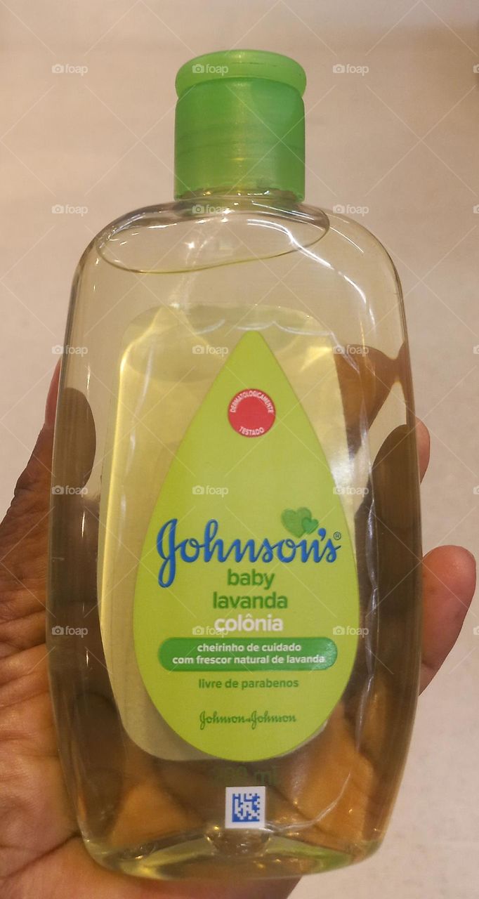 Bebê cheiroso, fresco e calmo. Jonhnsons baby colônia lavanda, foi desenvolvida, para refrescar e perfumar a pele delicada do bebê. Promove conforto, frescor, leveza e aroma suave e relaxante. A Jonhnsons mima é cuida com carinho