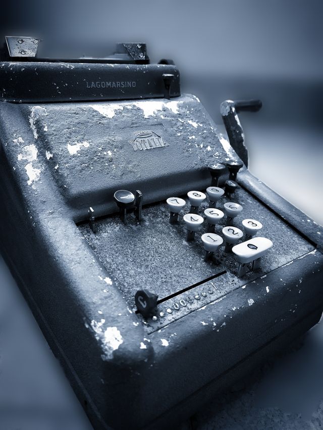 Antiques.  Calculator from the 50s of the company: "Lagomarsino TOTALIA"