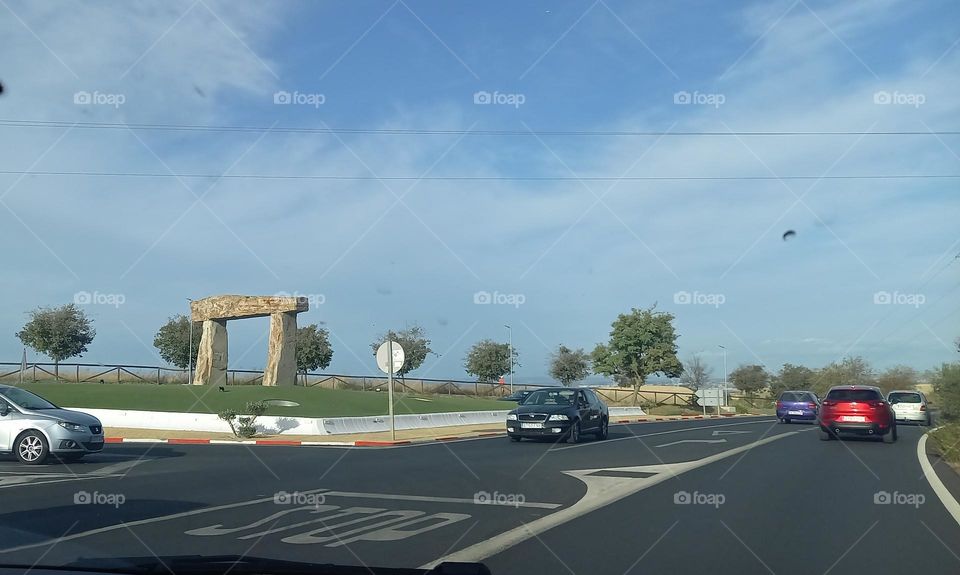 Dolmen de bienvenida en rotonda: Dólmenes de la Pastora y Matarrubilla, Sevilla. paleolítico superior - neolítico.