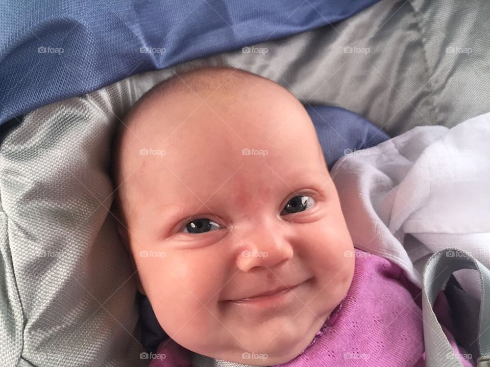 A very chubby and happy little baby, passing on the timeline after an iPhone click. Thanks, Apple! /Uma bebezinha bem gordinha e feliz, passando na timeline após um clique com iPhone. Valeu, Apple!