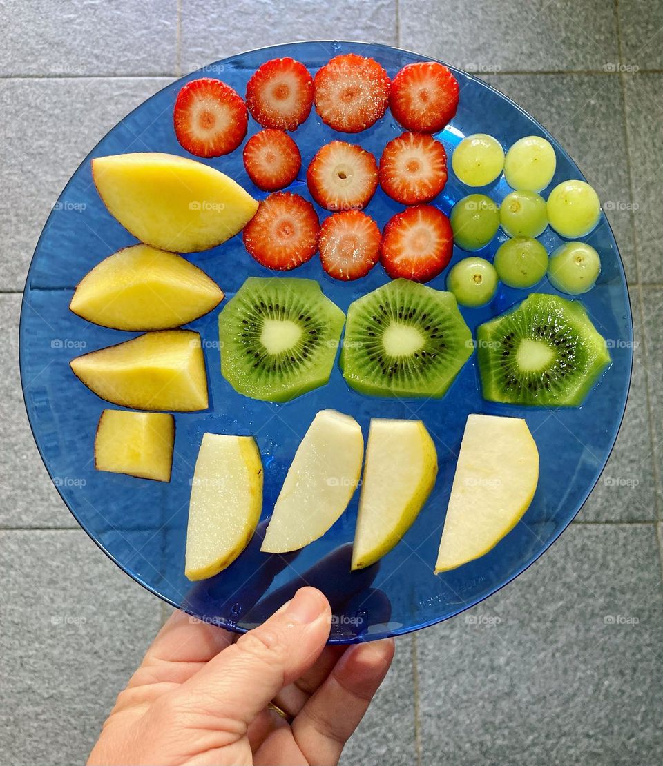 Fruits are with myself. This Saturday, I share strawberry, grape, kiwi, pear and peach. Eat fruits that are good for you! / Frutas são comigo mesmo. Neste sábado, compartilho morango, uva, kiwi, pêra e pêssego. Coma frutas que faz bem!