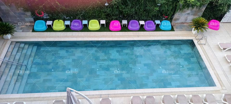 Piscina con sillones de color