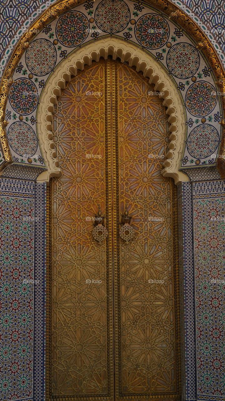 puerta simetria decorada oro