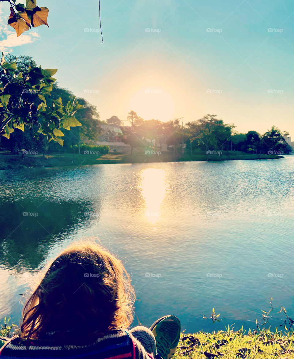 Admirando o por-do-sol, à beira do Lago do Taboão!
Minha Estelinha relaxou e curtiu a linda paisagem bragantina. E como não contemplar?