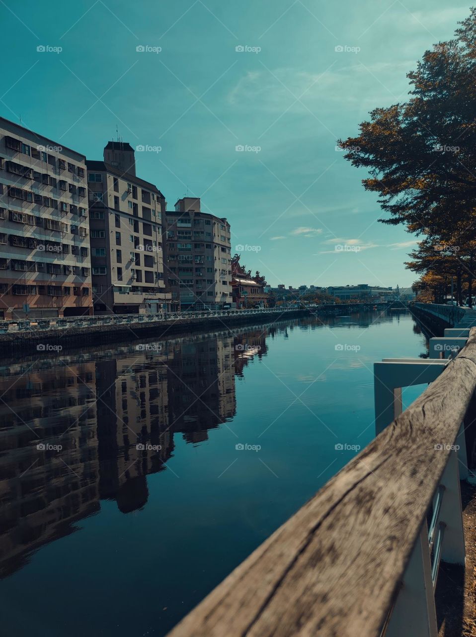 When fall comes to riverside...