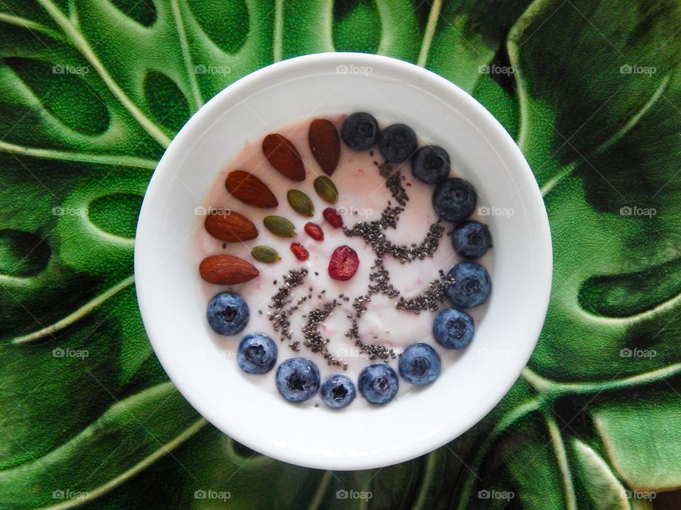 A tropical fruit smoothie bowl