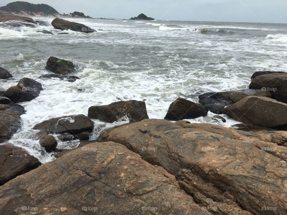 praia e rochas