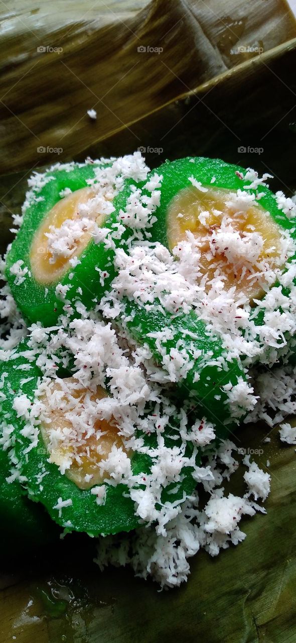 This cake is made from grated cassava which is filled with bananas and then shaped like rice cakes and steamed.