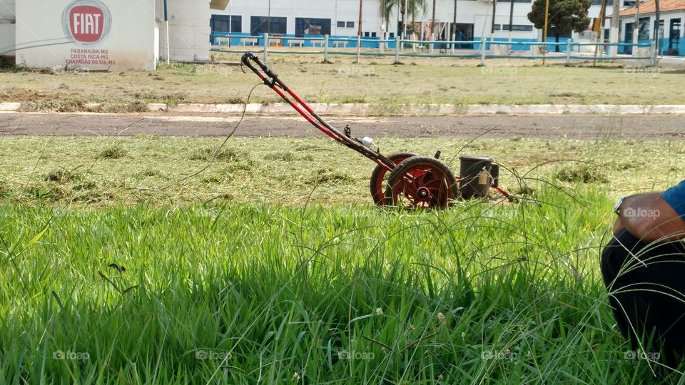 Roçadeira de grama.