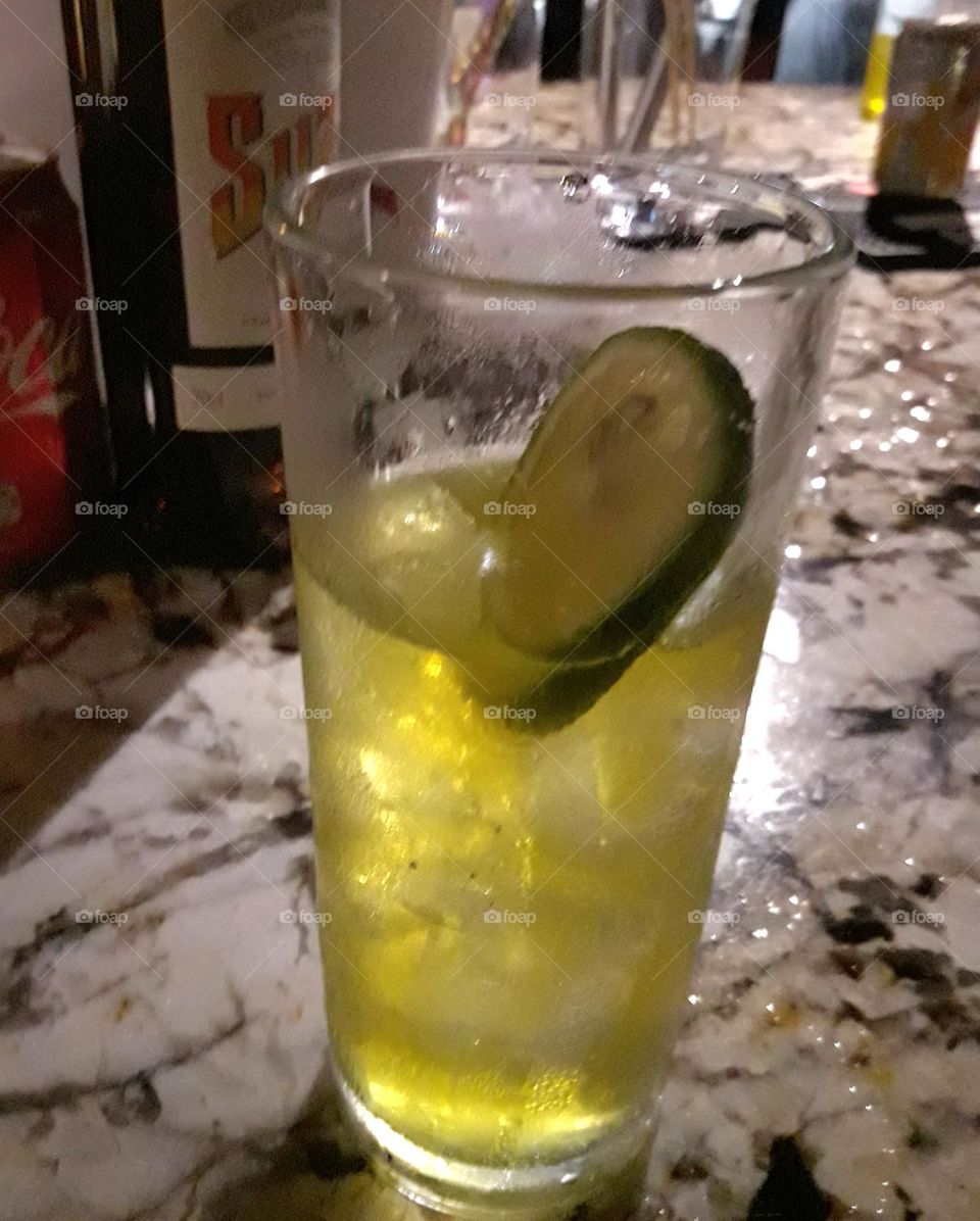 There are cocktails with lemon and tonic water