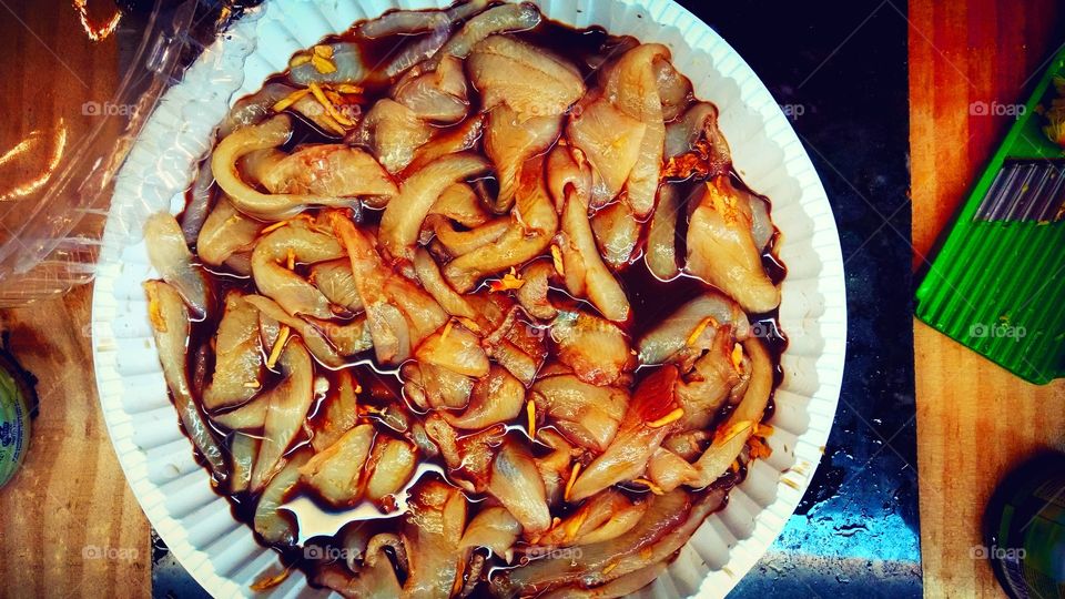 Peixe cru; filé de tilápia ao shoyu. Sashimi.