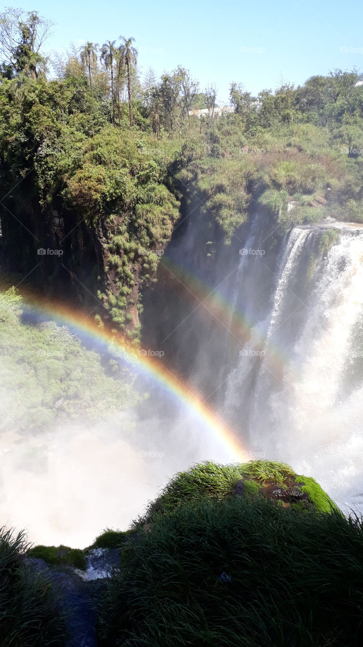 cascada arco iris río