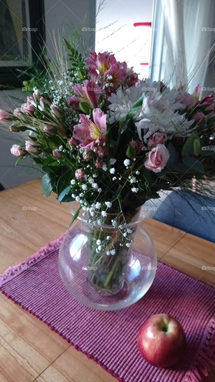 wild flowers in vase / flores silvestres en florero