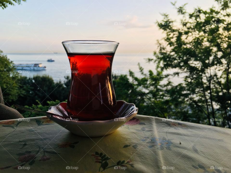 Турецкий чай на берегу Мраморного моря в Стамбуле