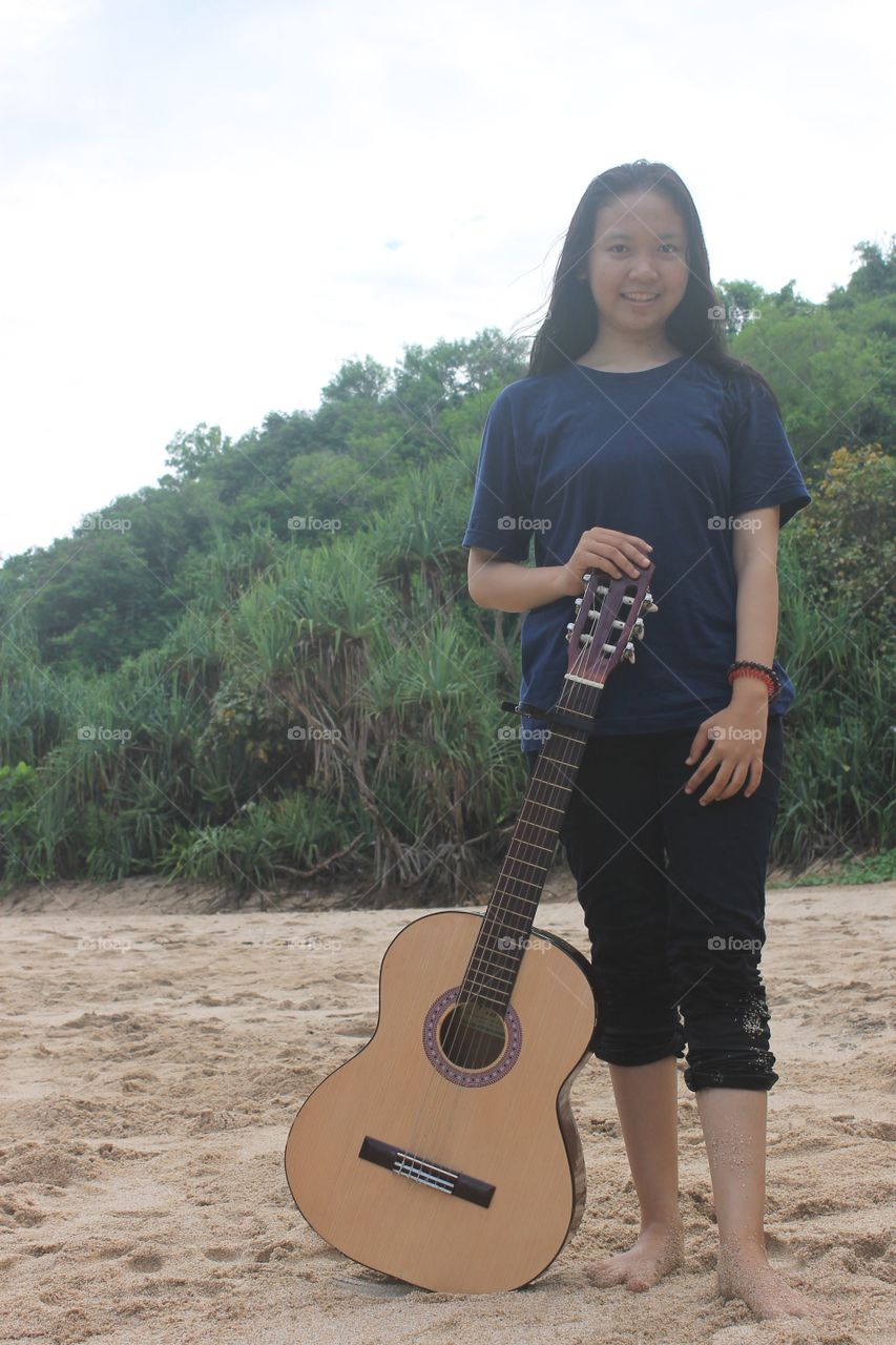 relax on the beach with the strains of a guitar