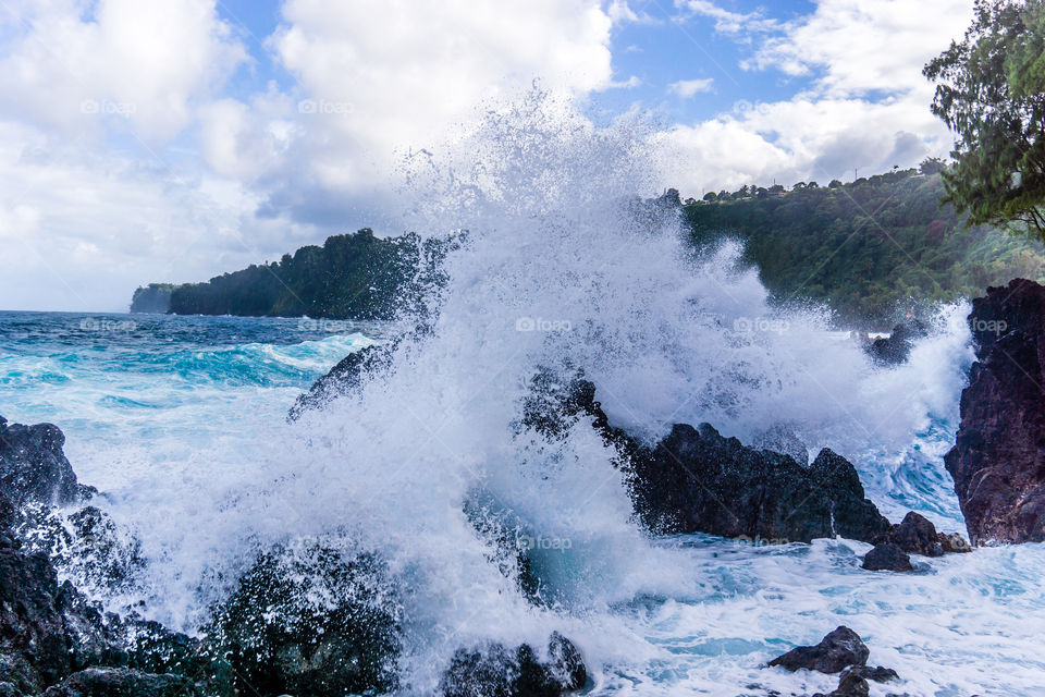 Waves splashing on rocks in sea