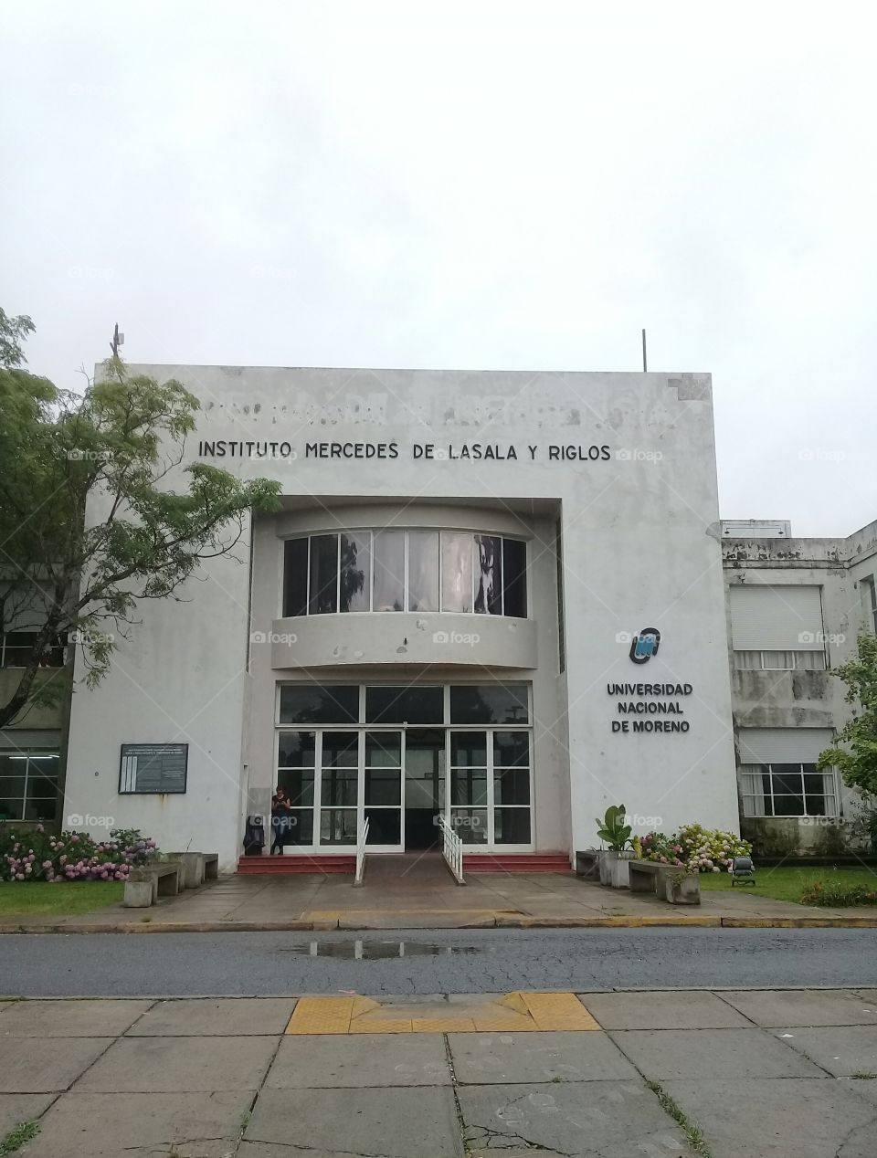fachada del frente del edificio de la Universidad Nacional de Moreno  (Ciudad de Moreno, provincia de Buenos Aires)