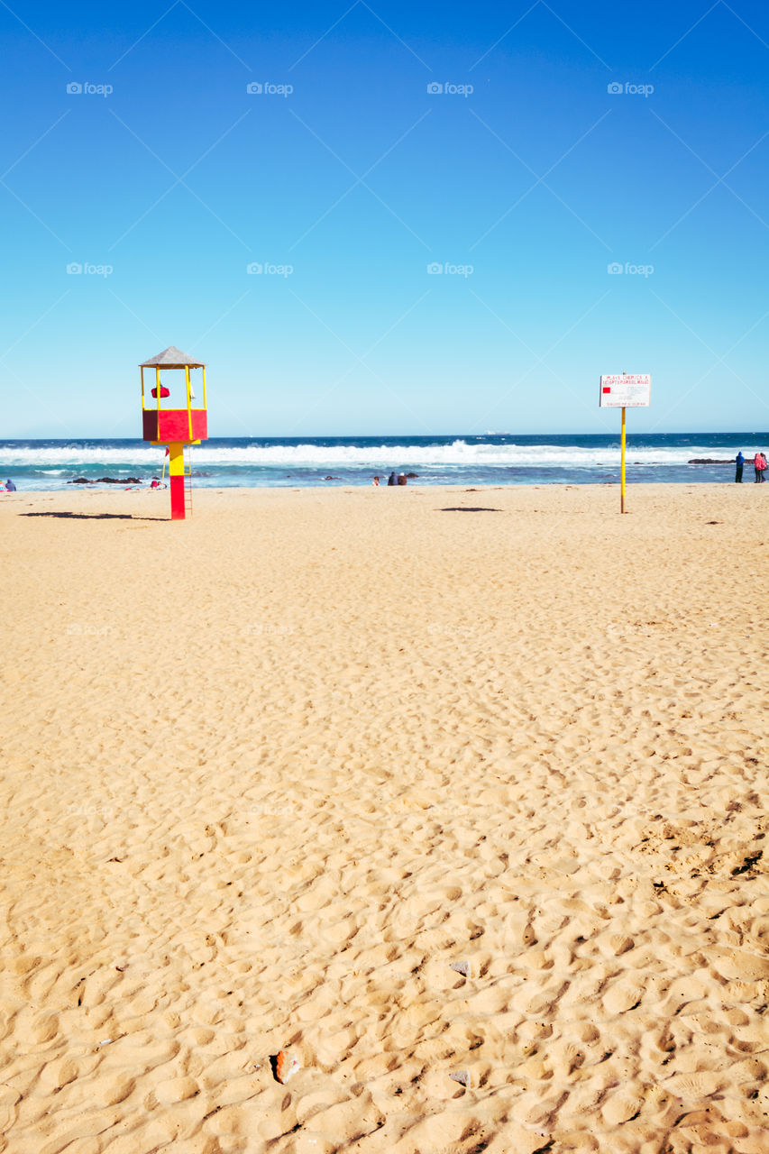 Minimalist picture of the beach in El Tabo that shows the little safeguard tower 