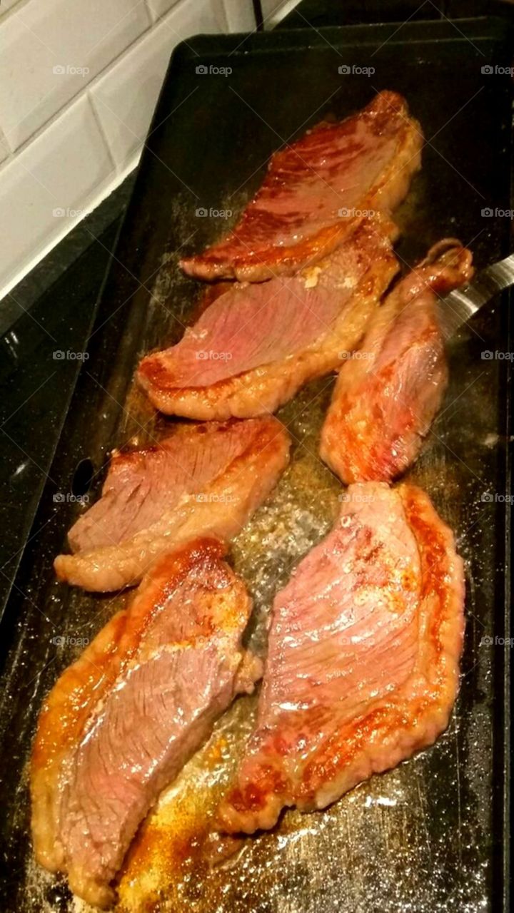 Carne bovina assada na chapa.