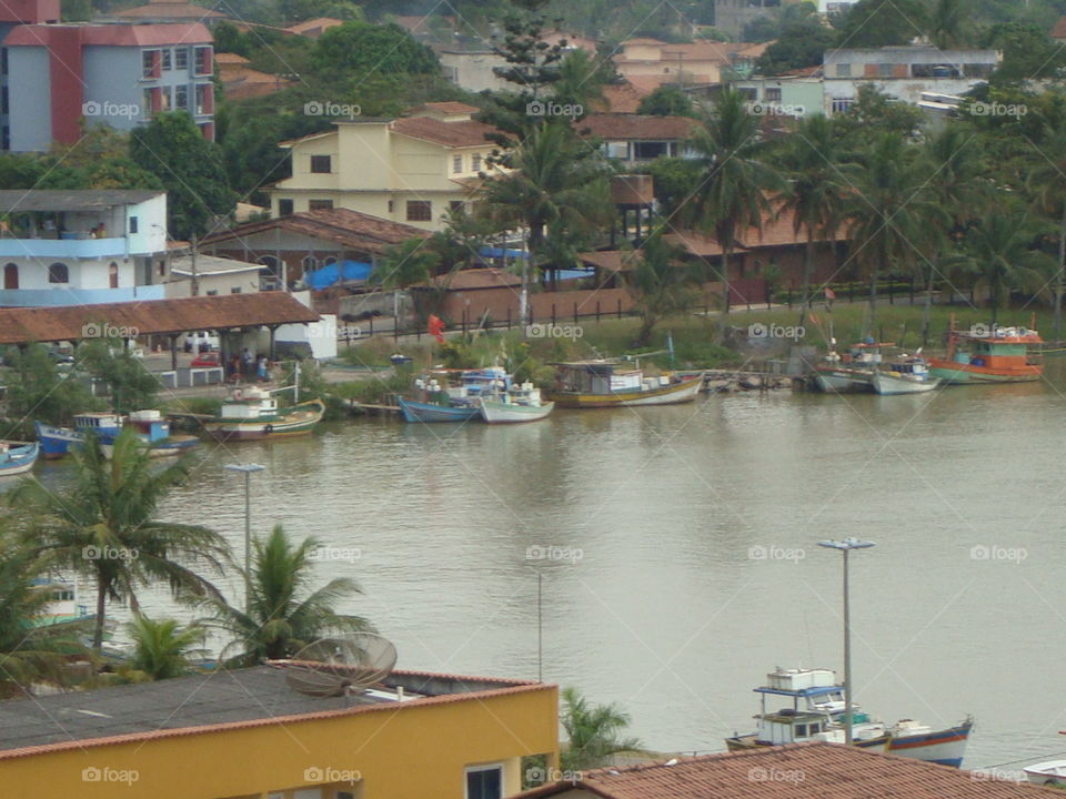 Casas perto do rio com barcos