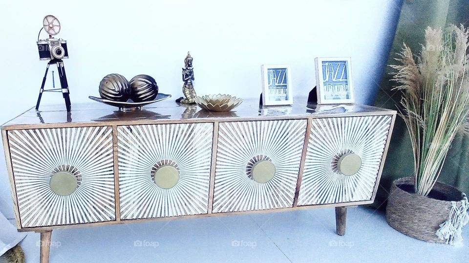 Aparador vintage con cámara