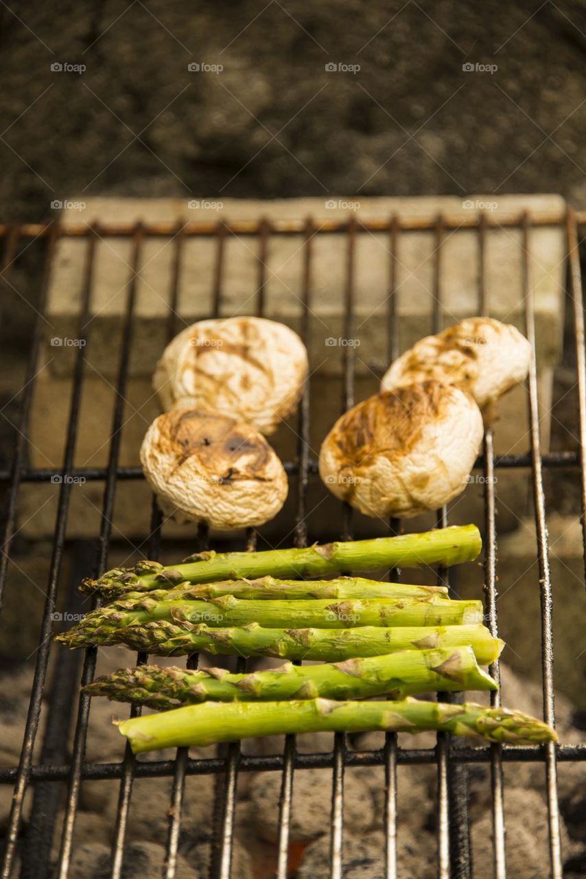 Grilling mushroom and asparagus 