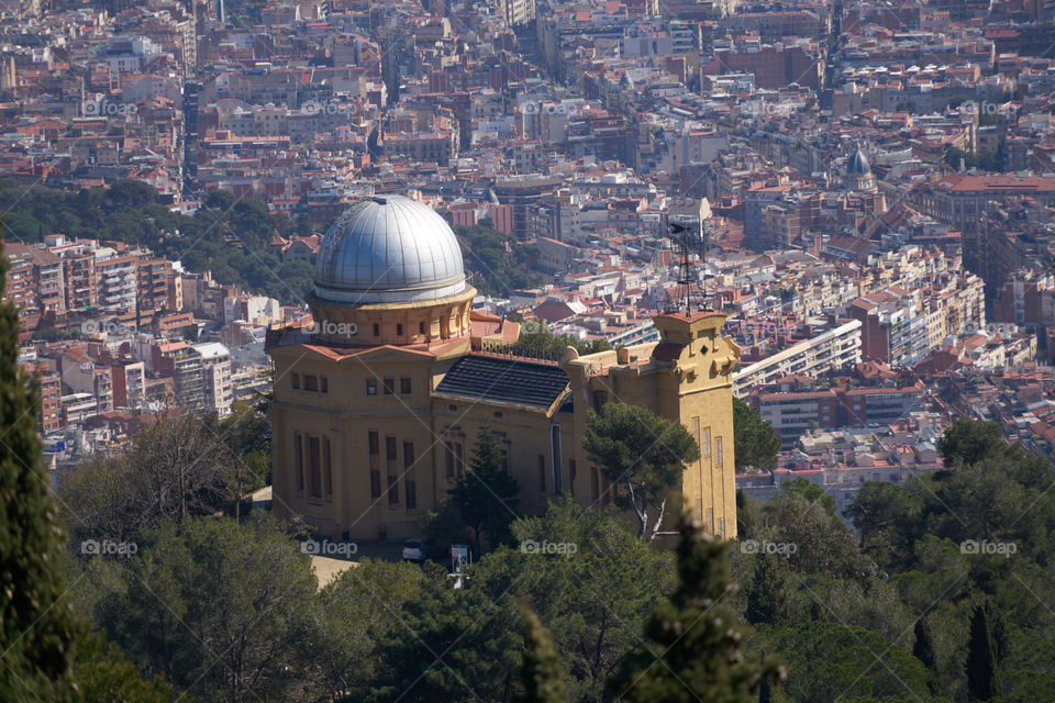 Vista del Observatorio Astrológico con la ciudad de Barcelona a sus pies. 