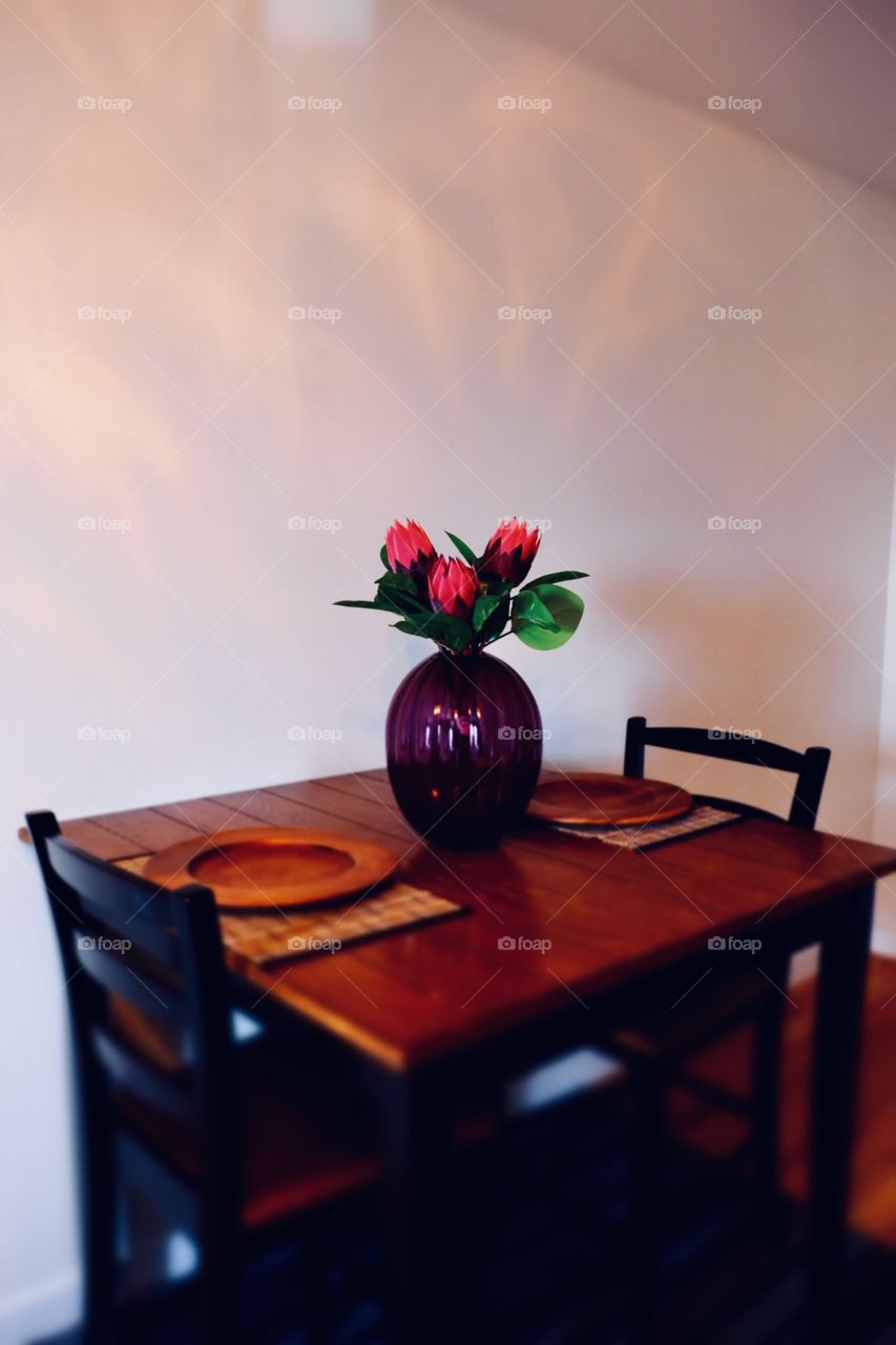 Table Setting With Vase Of Pink Flowers, Floral Decoration, Plates And Dinnerware With Pink Flowers