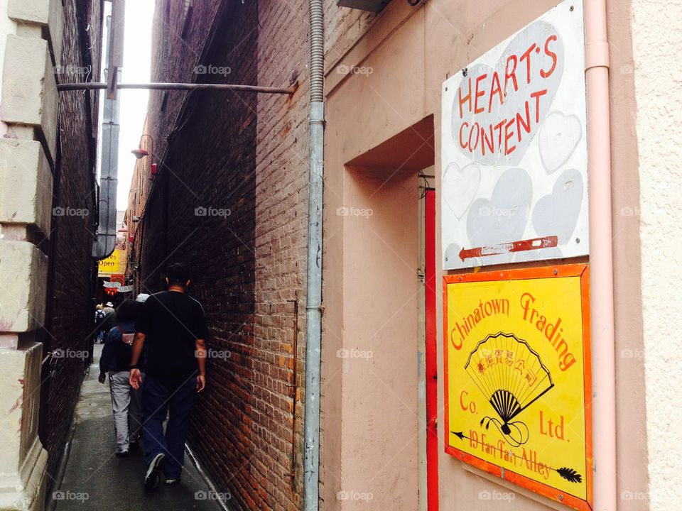 Secret Alleyway. Shopping I n Victoria, Canada