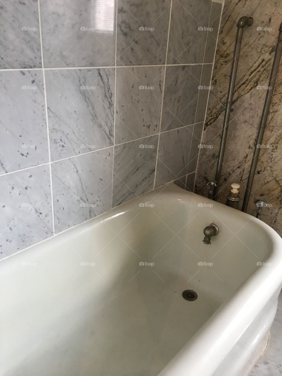 Old fashioned bathroom 