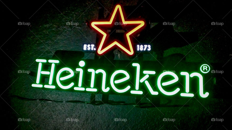 Fotografía tomada en el interior de un bar patrocinado por la marca Heineken