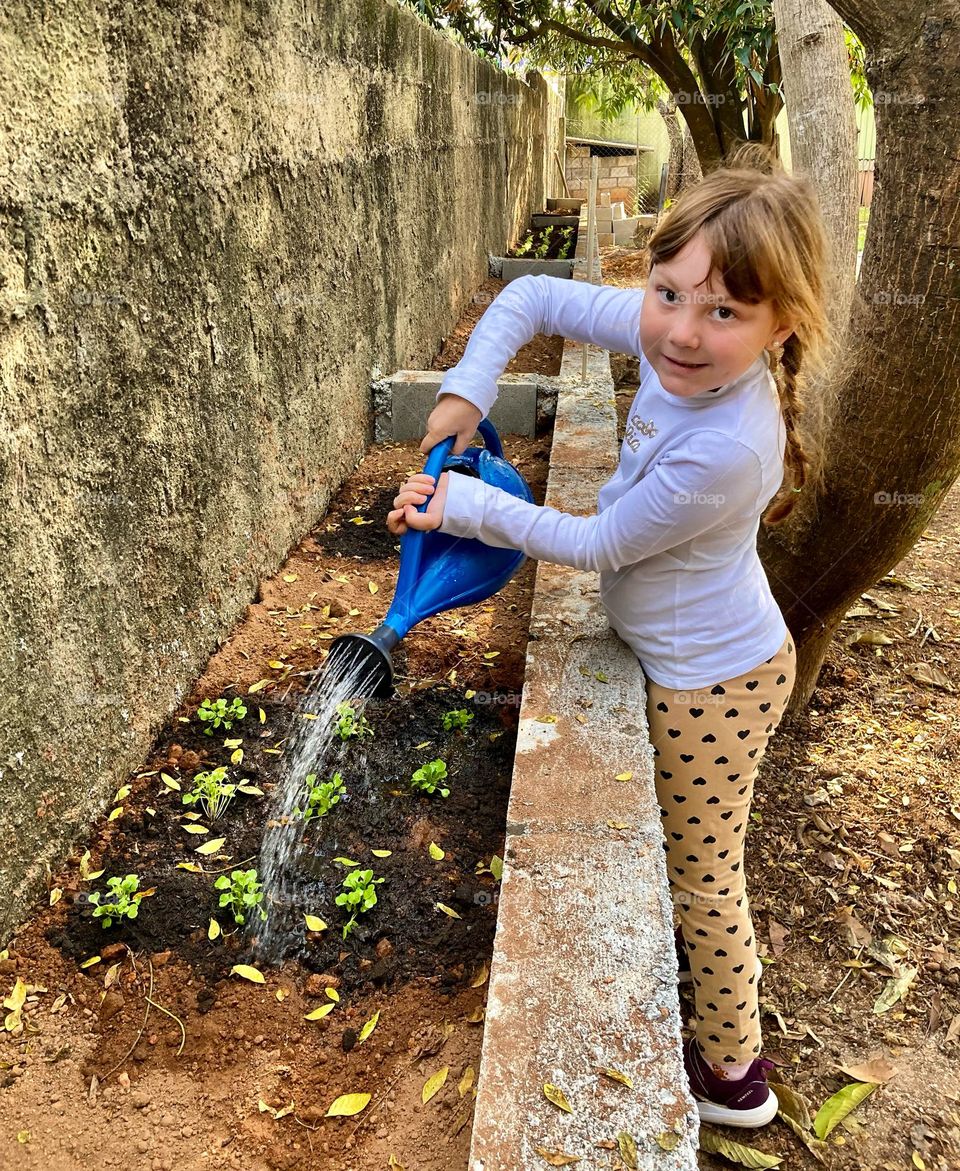 Sábado cedo é dia de cuidar da horta!

Eu e a Tetéia plantamos rúcula. A salada vai ficar gostosa…

Vale a pena ensinar as crianças a mexer com a terra.