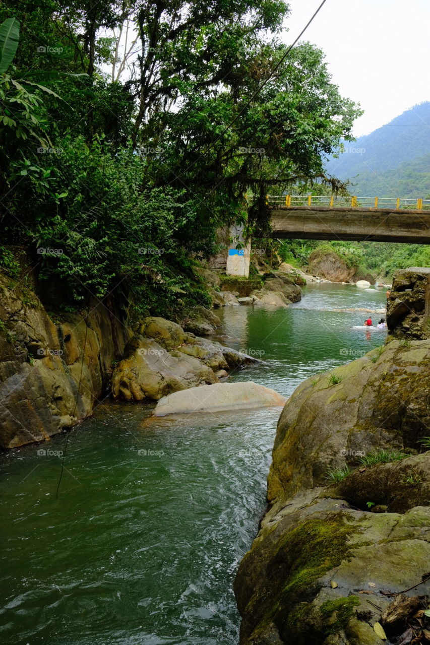 rio que sirve de balneario para las personas un día domingo. espacio de la naturaleza que sirve para un día de campo y distracción