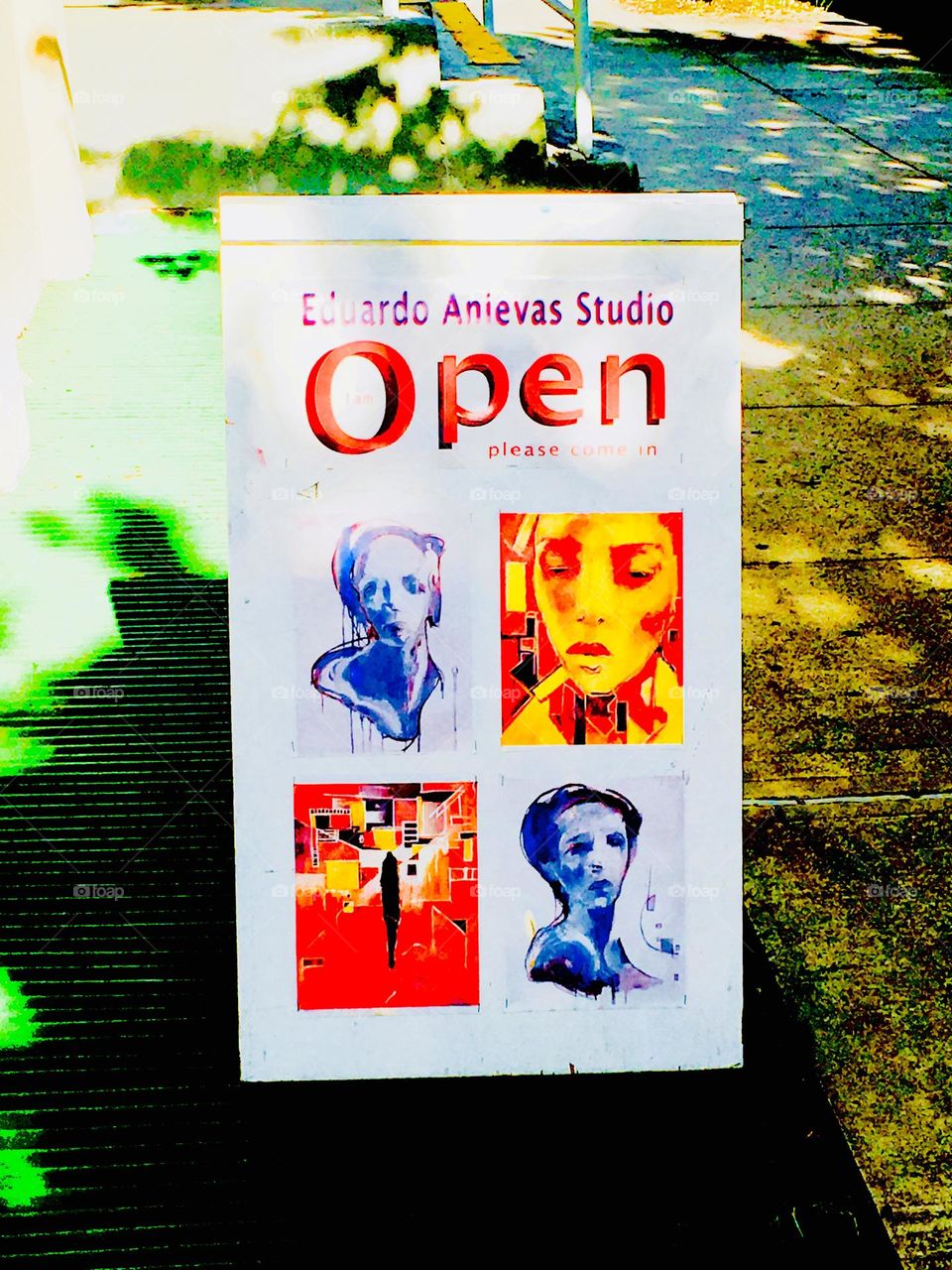 This sign for an art show at a local gallery in Long Island City, Queens, NY got my immediate attention as it was put on the sidewalk right next to „Laundry City“ on 48th St off Vernon Jackson Ave where I did my laundry. 2020. Hypnotic Productions 