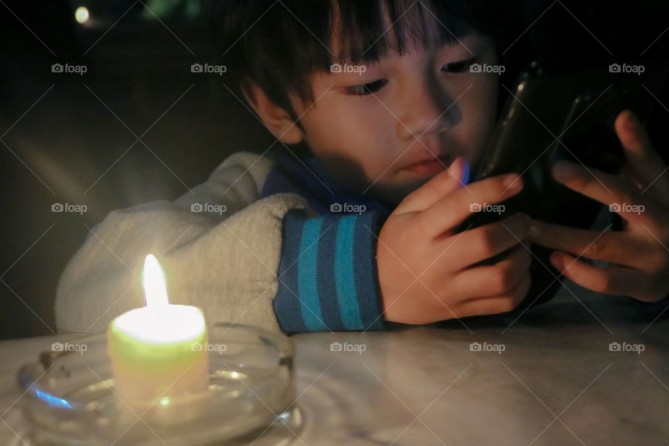 Enjoy an evening by playing a game while waiting for romantic candle light dinner with the family