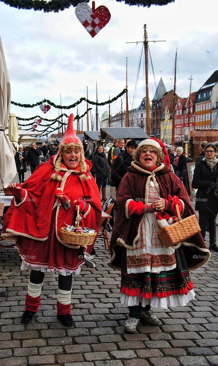 Santa Claus singing & dancing