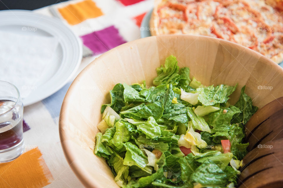 Salad and tomato tart