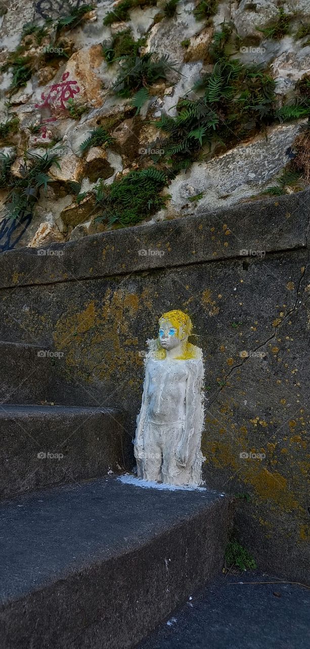 Pequena escultura na escadaria