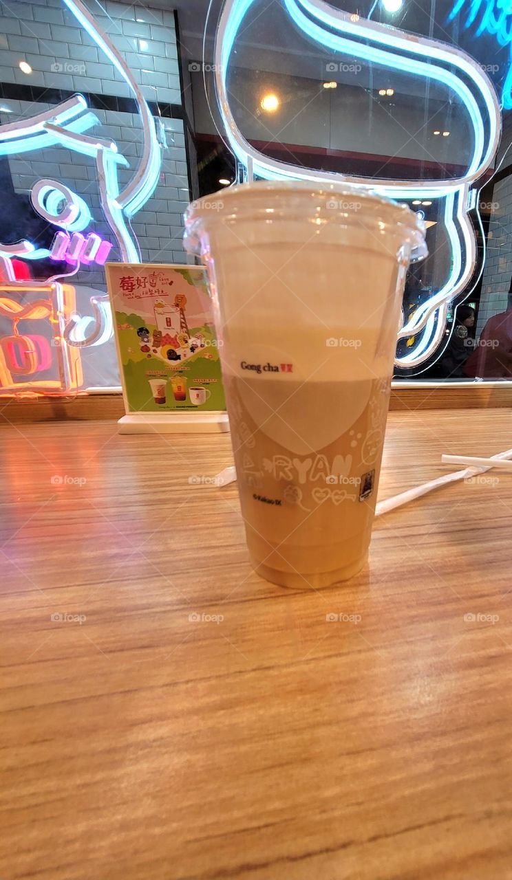 cheese floam tea(milk cap tea) is a tea beverage that originated in Taiwan in the 2000s. It is a branch of Taiwan’s milk tea drinking culture. Fresh milk, cheese, cream, etc. are added to the tea and placed on the surface.hand shake beverages