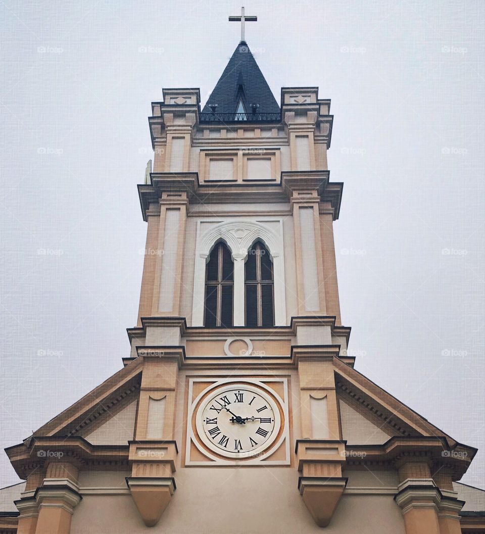 #cathedral #catholic #church #art #arhitecture #архитектура #arhitectura #arhitecturelovers #design #odessa #odessagram #christ #religion #awesome #beauty #follow #clock #watch #urban #building #abstract #lines #facade #composition #geometry #archidaily #pattern #perspective #sky