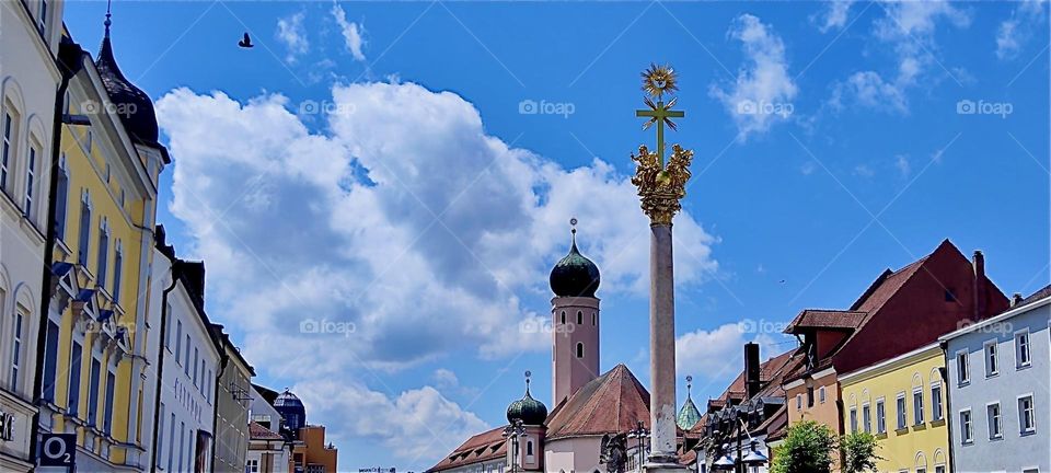This is the “Theresienplatz” in “Straubing”, “Niederbayern”, “Lower Bavaria”, along with “Ludwigsplatz” one of two main squares in the inner city. The gold “Dreifaltigkeitsäule” or “Trinity Column” is a major feature here. 2024. Hypnotic Productions
